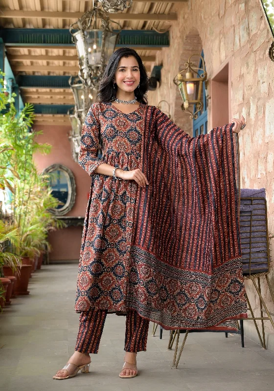 Indian Fashion Women Green Embroidery Viscose Rayon Kurta, Pant And Dupatta Set Trendy Wide-Legged Trousers